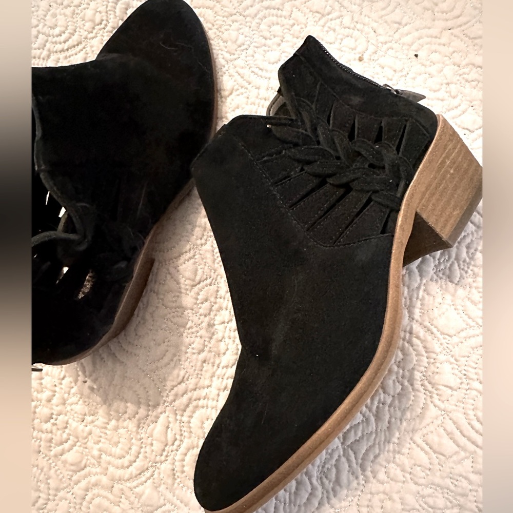 Suede Vince camuto booties Size 6M